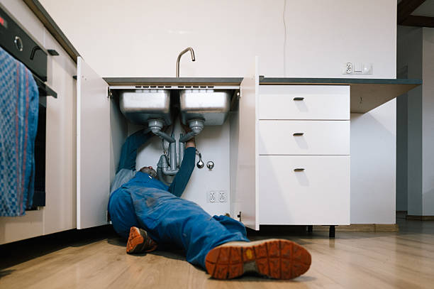 Professional Emergency Plumber technician working in Paris, AR